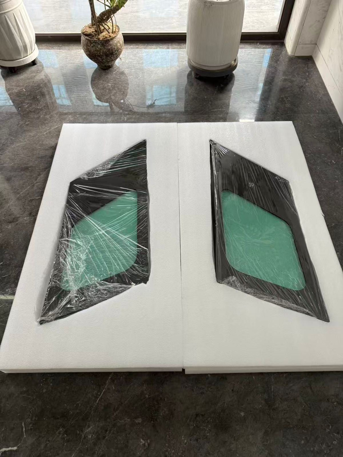 RANGE ROVER REAR QUARTER WINDOW